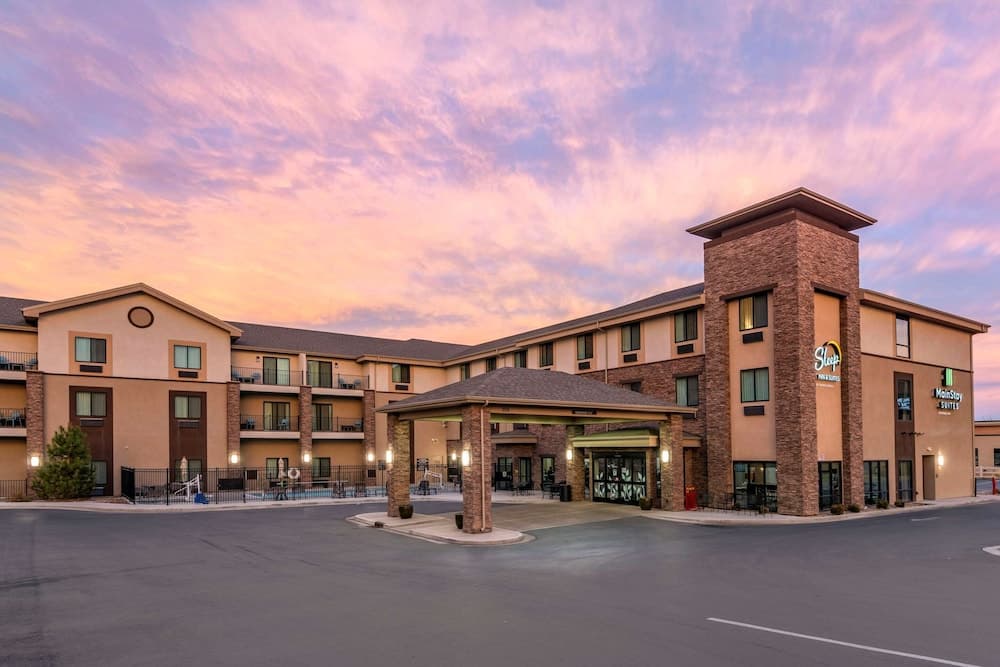 MainStay Suites Moab near Arches National Park featured exterior or lobby in Moab, UT — similar hotel