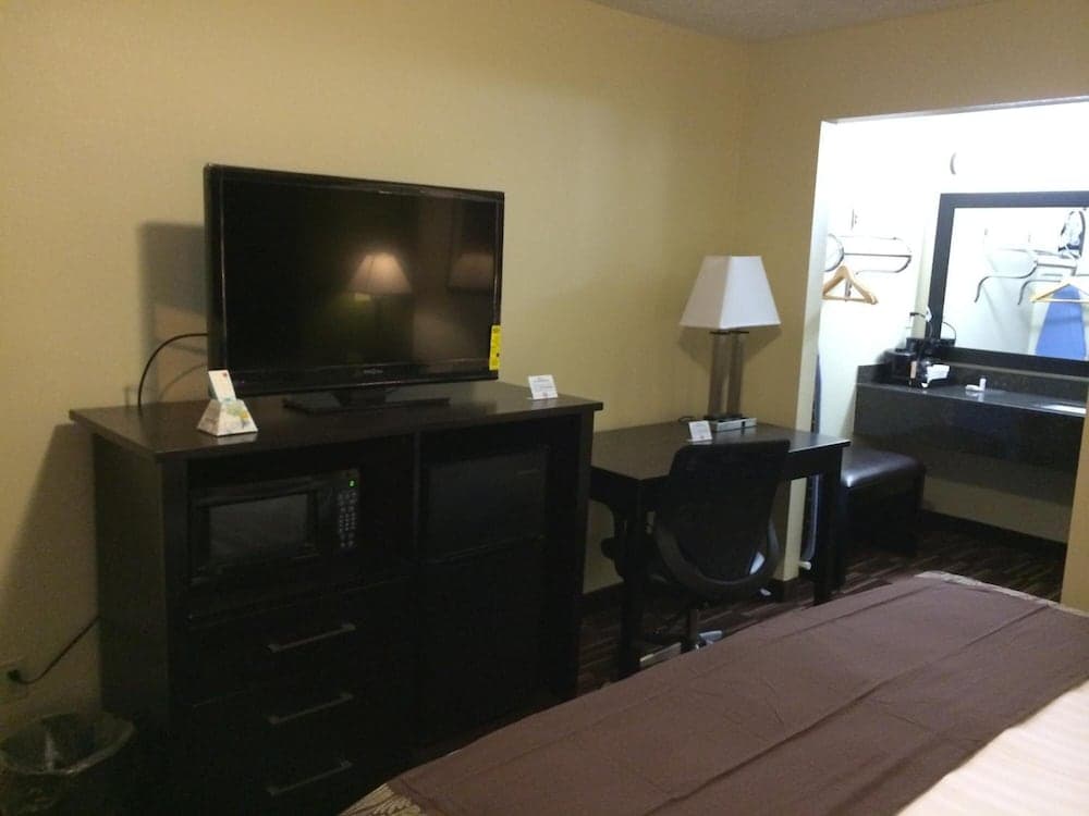 Boarders Inn & Suites by Cobblestone Hotels – Ashland City interior in Ashland City, TN — gallery photo 2