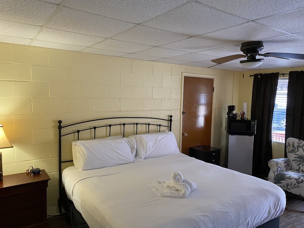 Queen Guest Room located at the Joplin Inn at the entrance to Mountain Harbor,, just 2 1/2 miles from Lake Ouachita. by RedAwning property views in Mount Ida, AR — gallery photo 3