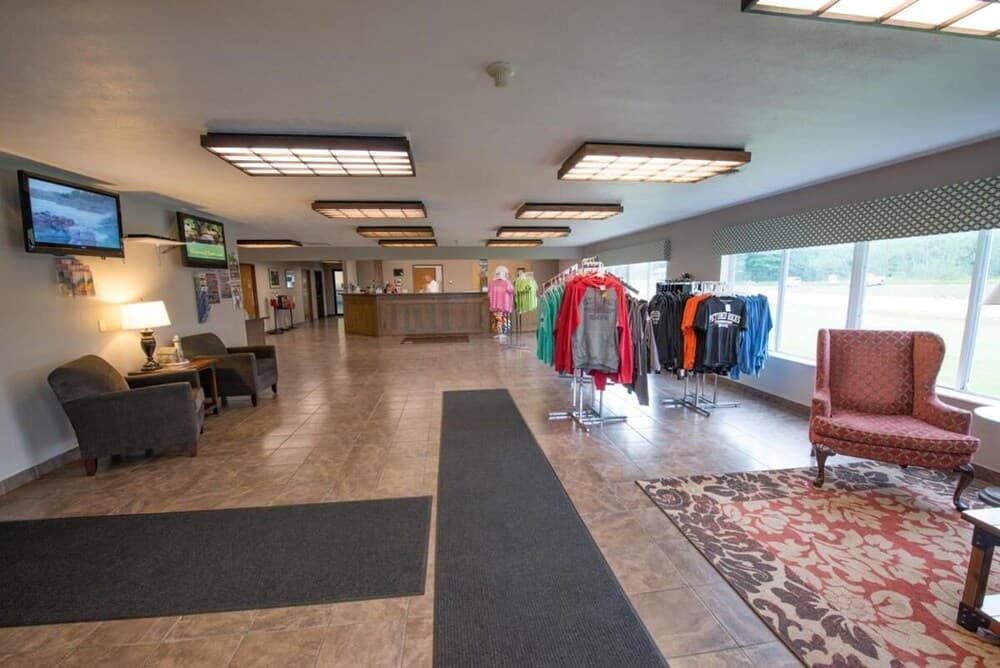 Boarders Inn & Suites by Cobblestone Hotels - Munising interior in Munising, MI — gallery photo 2