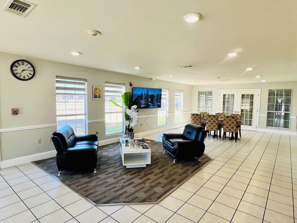 Rodeway Inn Garland Harbor Point property views in Garland, TX — gallery photo 3
