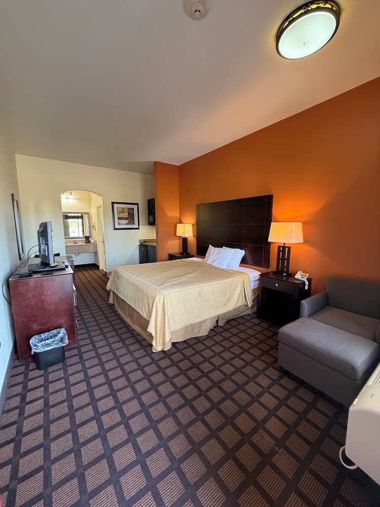 Executive Inn & Suites interior in Pittsburg, TX — gallery photo 2