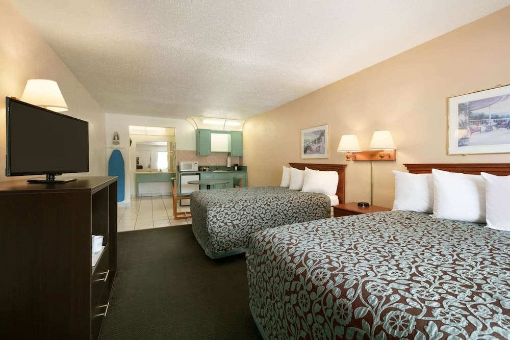Days Inn by Wyndham Clearwater/Gulf to Bay property views in Clearwater, FL — gallery photo 3