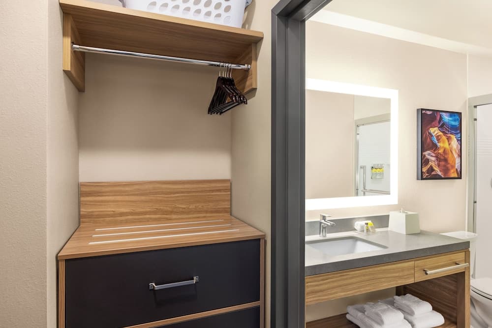 Candlewood Suites Oakwood by IHG interior in Oakwood, GA — gallery photo 2