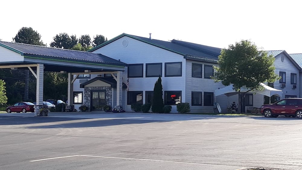 Pleasant Moose Lodge featured exterior or lobby in Newberry, MI — similar hotel
