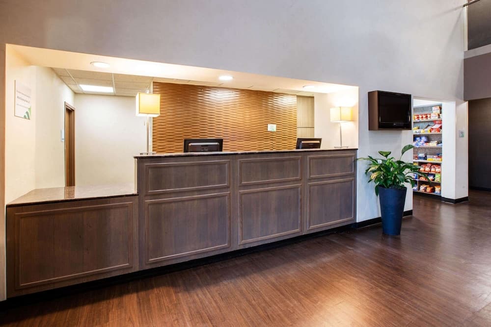 Wingate by Wyndham Roseville/Detroit interior in Roseville, MI — gallery photo 2