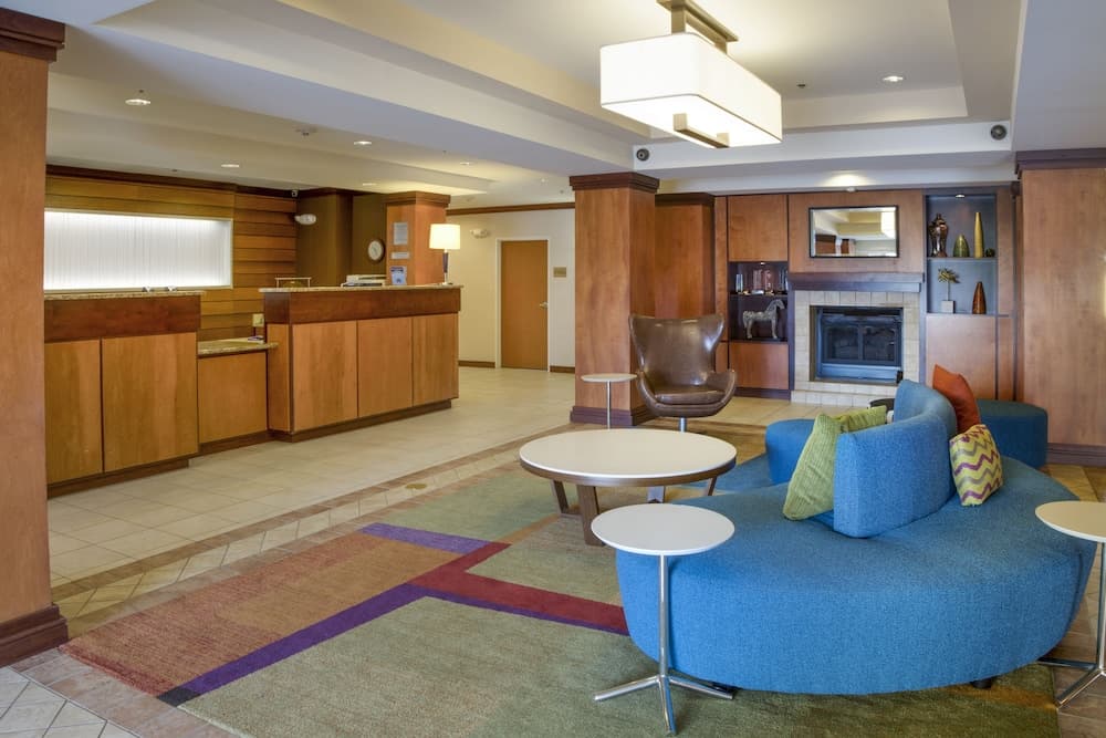Fairfield Inn & Suites by Marriott South Hill interior in La Crosse, VA — gallery photo 2