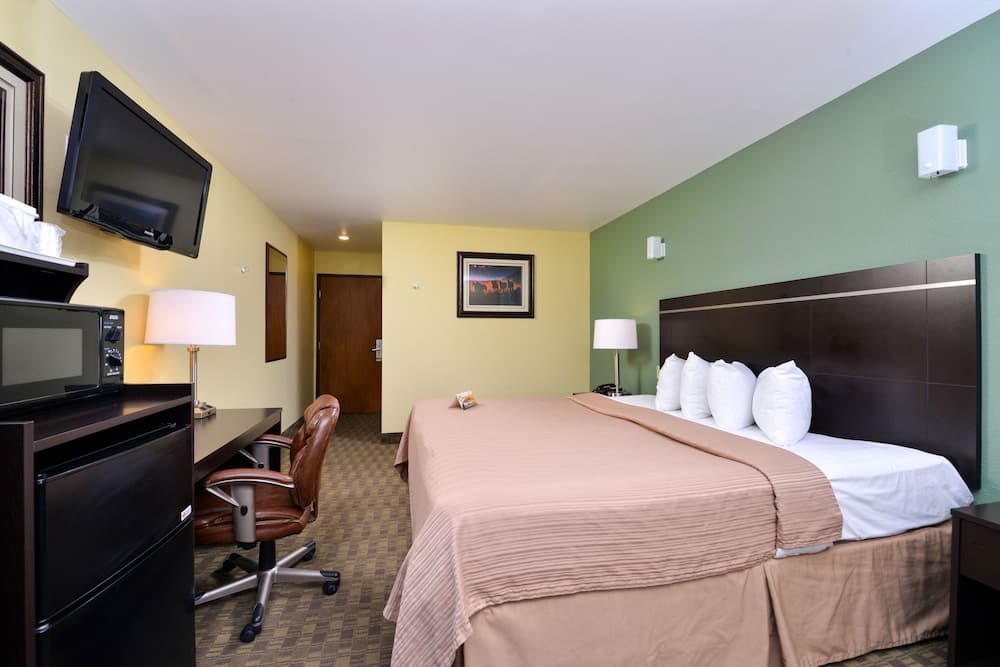 Quality Inn & Suites Elko interior in Elko, NV — gallery photo 2