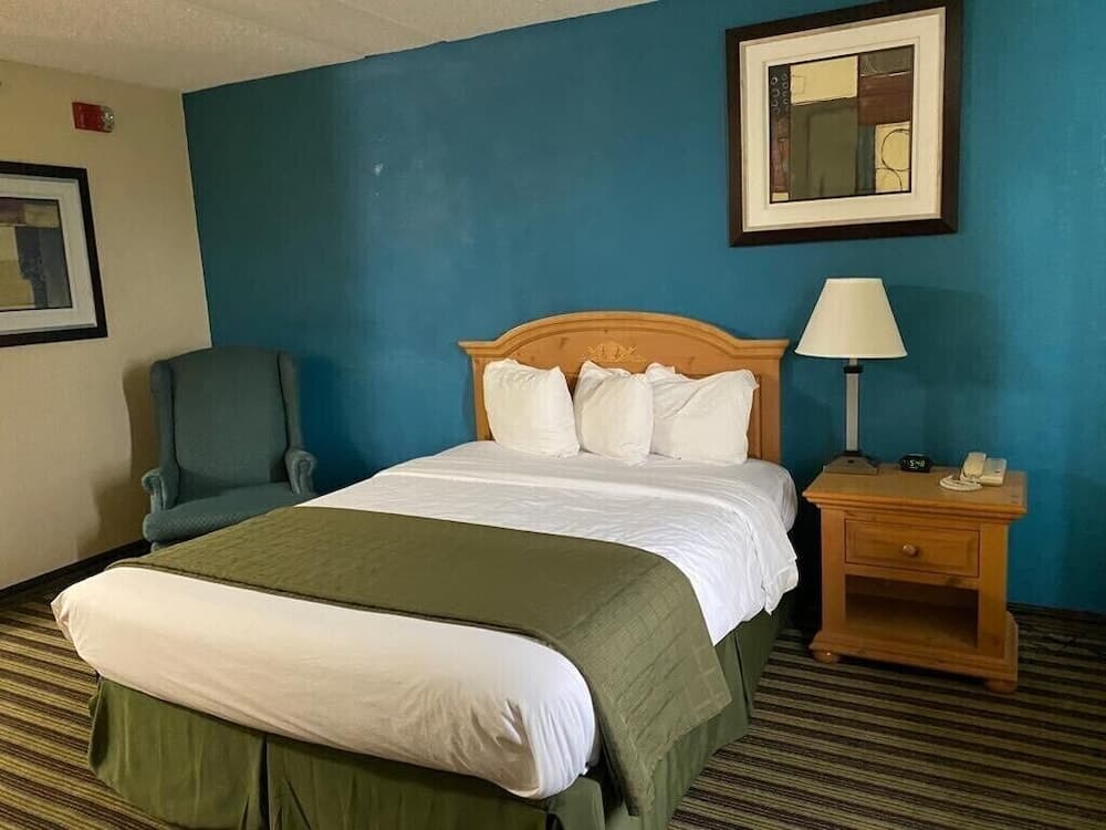 American Inn and Suites property views in Peosta, IA — gallery photo 3