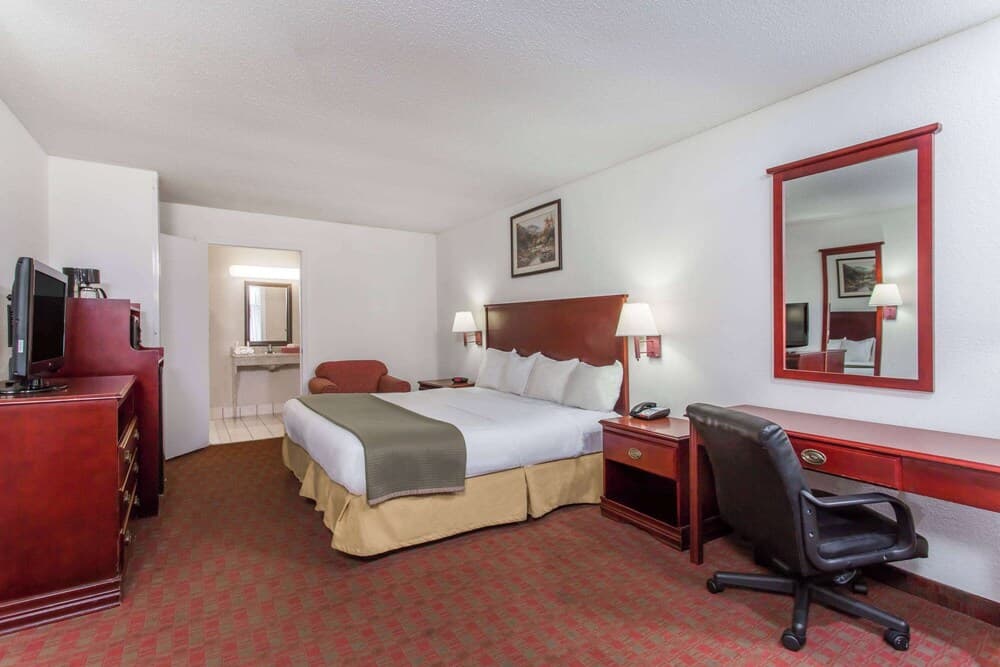 Baymont by Wyndham Manning interior in Manning, SC — gallery photo 2