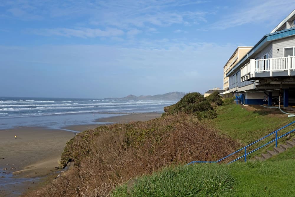 Shilo Inns Newport Oceanfront property views in Newport, OR — gallery photo 3