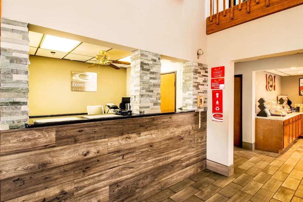 Econo Lodge Watertown property views in Watertown, SD — gallery photo 3