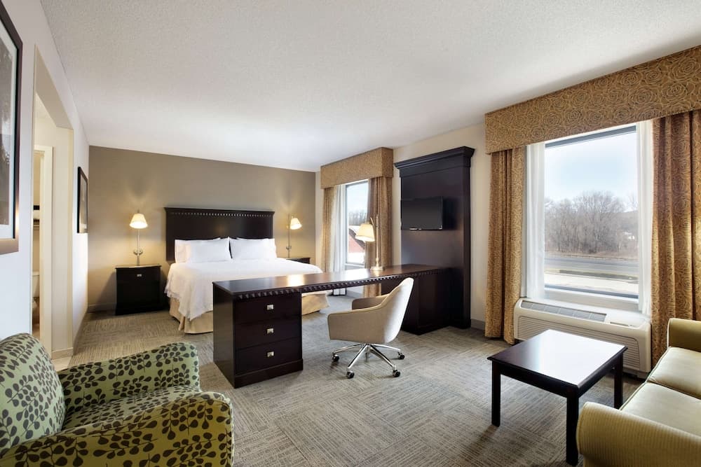 Hampton Inn & Suites Mahwah interior in Mahwah, NJ — gallery photo 2