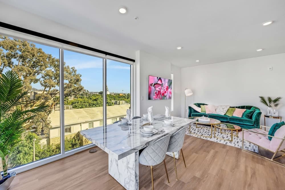 Luxury 2BR Hollywood Sign View by Oneluxstay featured exterior or lobby in Los Angeles, CA — similar hotel