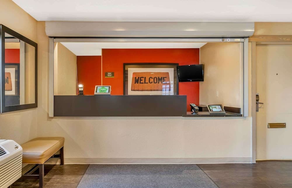 Extended Stay America Select Suites Detroit Ann Arbor Univ S interior in Ann Arbor, MI — gallery photo 2