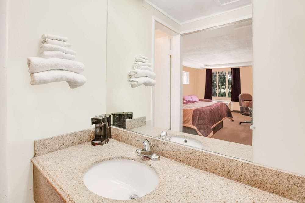 Rodeway Inn & Suites Saginaw I-675 gallery photo in Saginaw, MI — image 34
