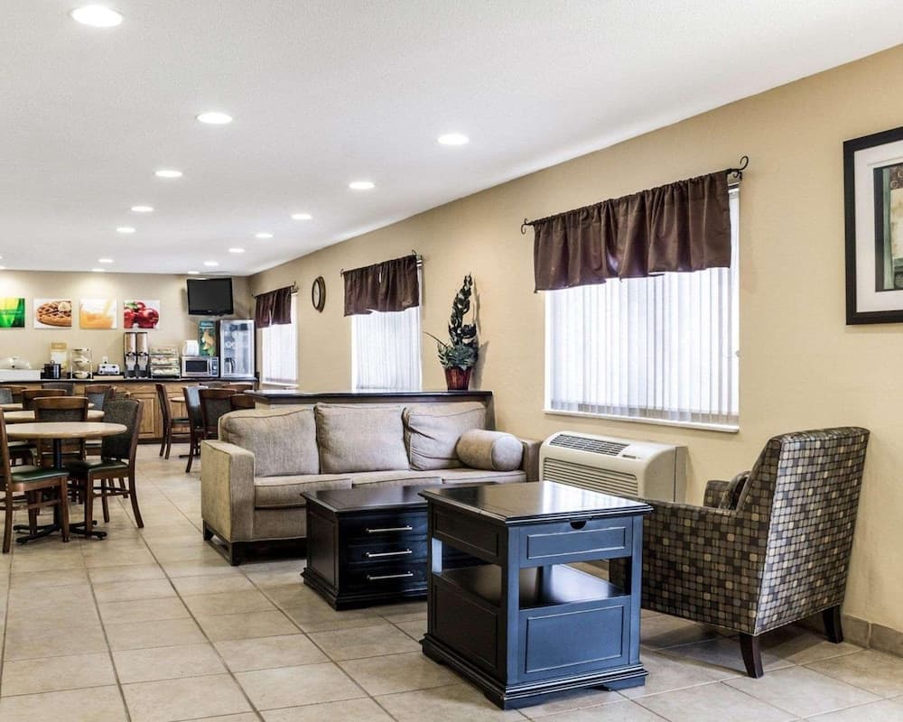 Travelodge by Wyndham Fargo West Acres interior in Fargo, ND — gallery photo 2
