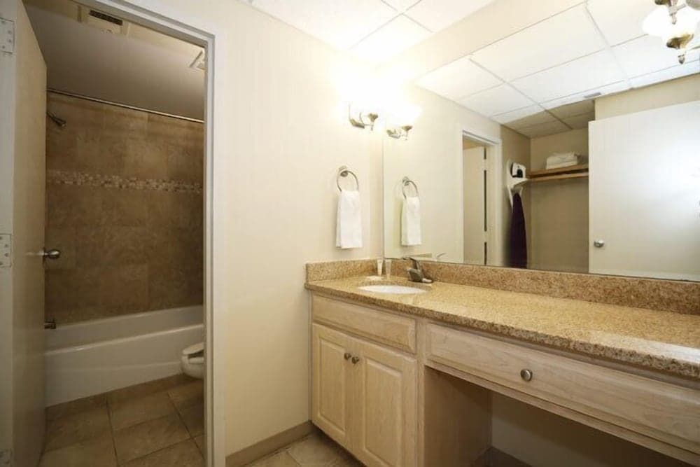 Silver Gull Motel interior in Wrightsville Beach, NC — gallery photo 2