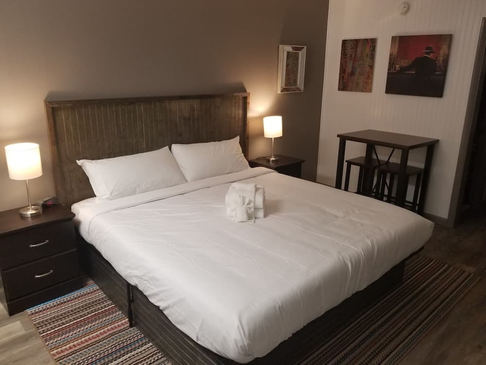 Blue Ridge Rustic Inn interior in Blue Ridge, GA — gallery photo 2