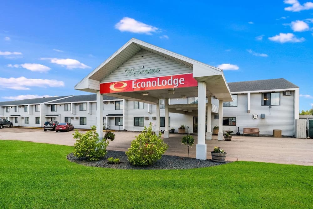 Econo Lodge Duluth near Miller Hill Mall featured exterior or lobby in Duluth, MN — similar hotel