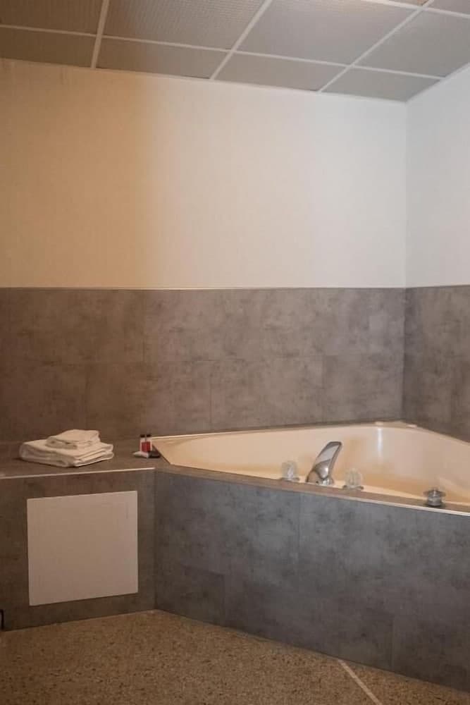Hotel Chataura gallery photo in Dearborn, MI — image 27