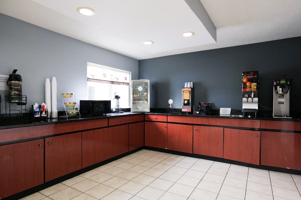 Baymont by Wyndham Flint Airport North gallery photo in Flint, MI — image 11
