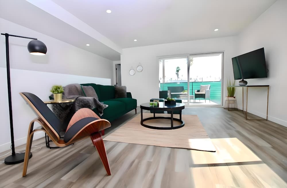 Los Angeles 3BR Villa Suites-FreeParking interior in Los Angeles, CA — gallery photo 2
