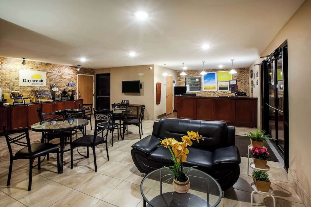Days Inn by Wyndham Sulphur LA property views in Sulphur, LA — gallery photo 3