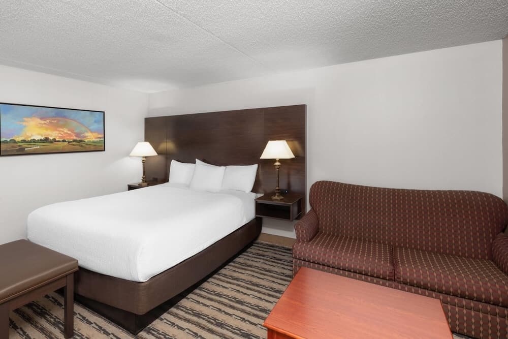 Endeavor Inn & Suites, Trademark Collection by Wyndham gallery photo in Topeka, KS — image 7