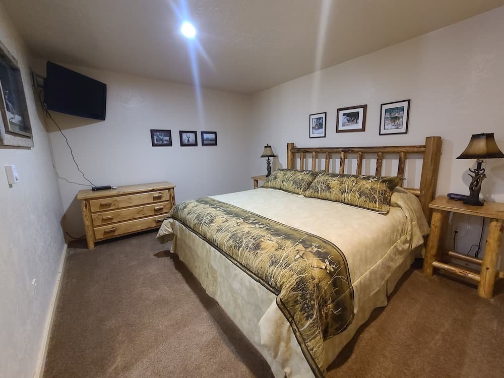 Flaming Gorge Hideout interior in Manila, UT — gallery photo 2