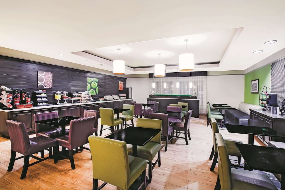 La Quinta Inn & Suites by Wyndham Beaumont West gallery photo in Beaumont, TX — image 31