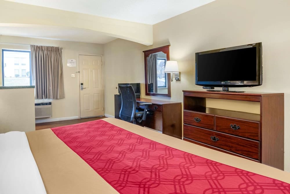 Econo Lodge Inn & Suites Southeast interior in La Vergne, TN — gallery photo 2