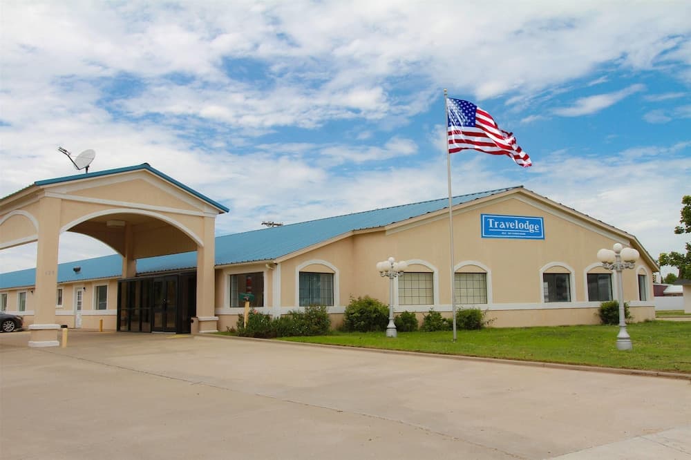 Travelodge by Wyndham Guymon featured exterior or lobby in Guymon, OK — similar hotel