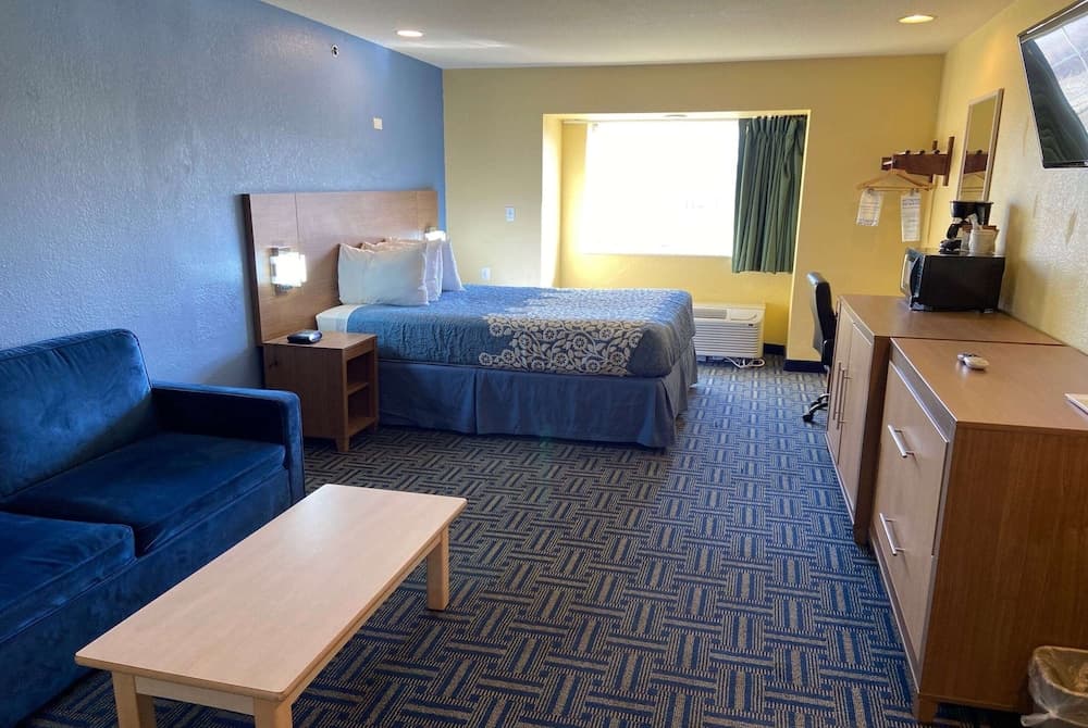 Days Inn & Suites by Wyndham Pryor property views in Pryor, OK — gallery photo 3