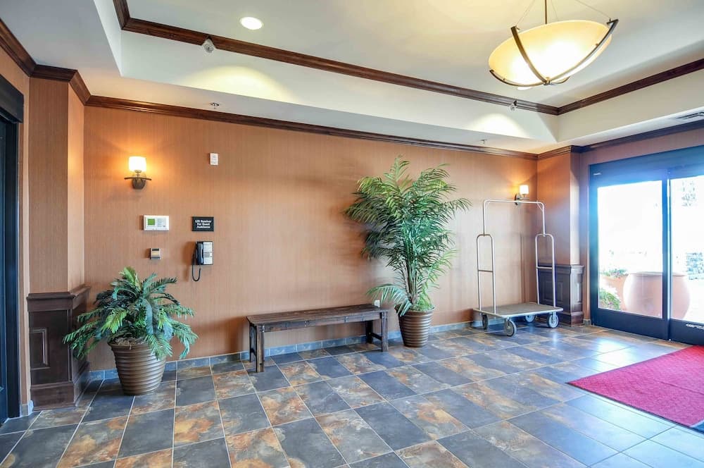 Hampton Inn & Suites Pinedale interior in Pinedale, WY — gallery photo 2