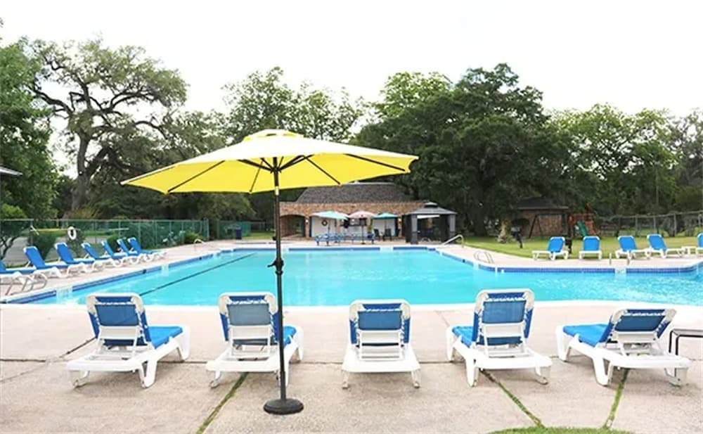 Columbia Lakes Resort Cottages interior in West Columbia, TX — gallery photo 2