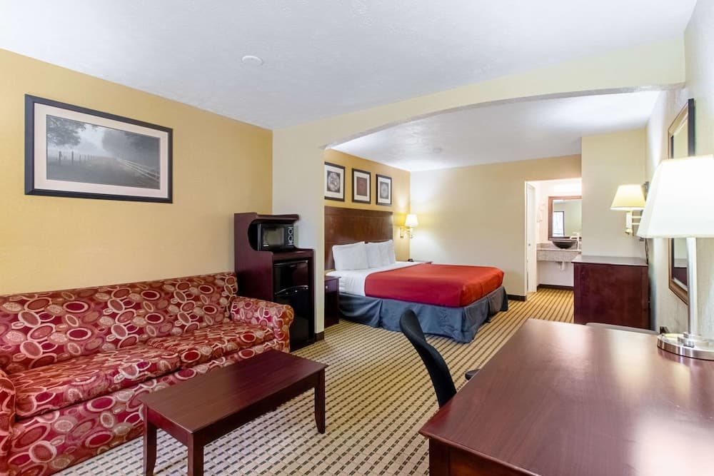 Quality Inn & Suites Dickson property views in Dickson, TN — gallery photo 3