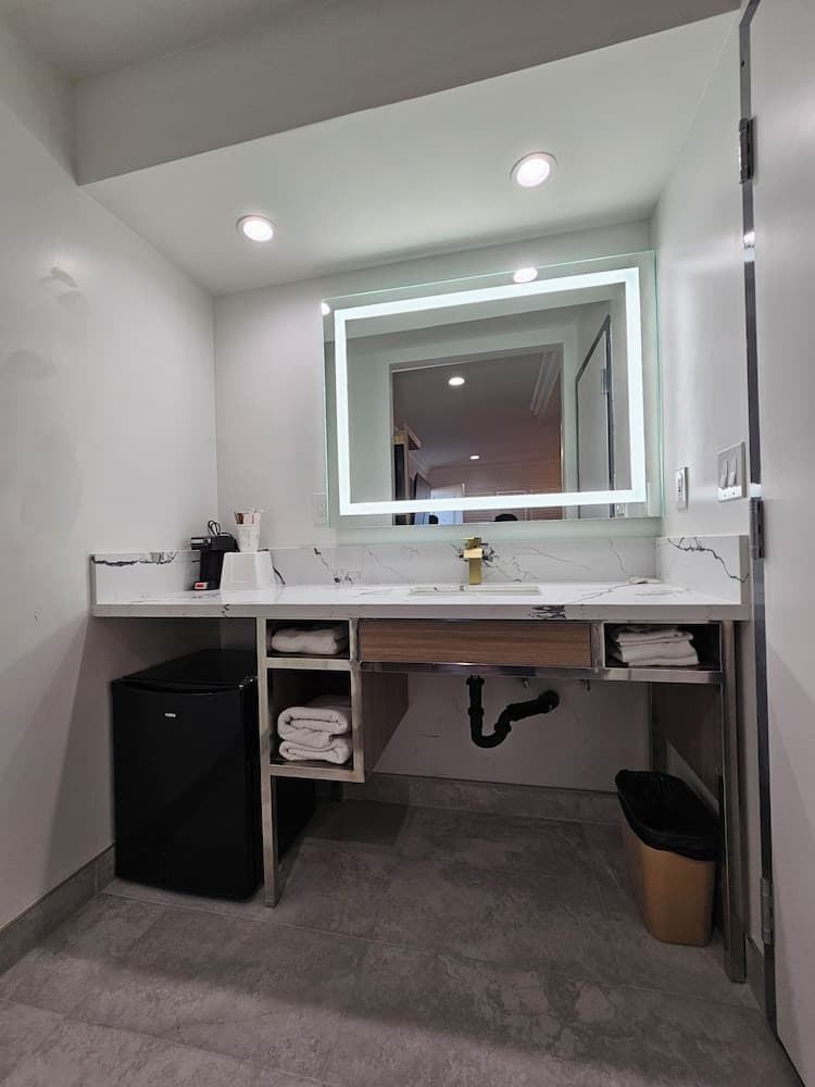 Travelodge by Wyndham Fullerton Near Anaheim gallery photo in Fullerton, CA — image 25