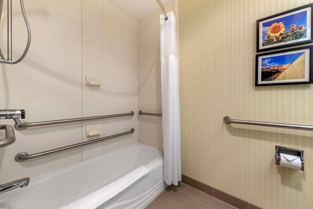 Comfort Inn & Suites Warsaw near US-30 gallery photo in Warsaw, IN — image 9