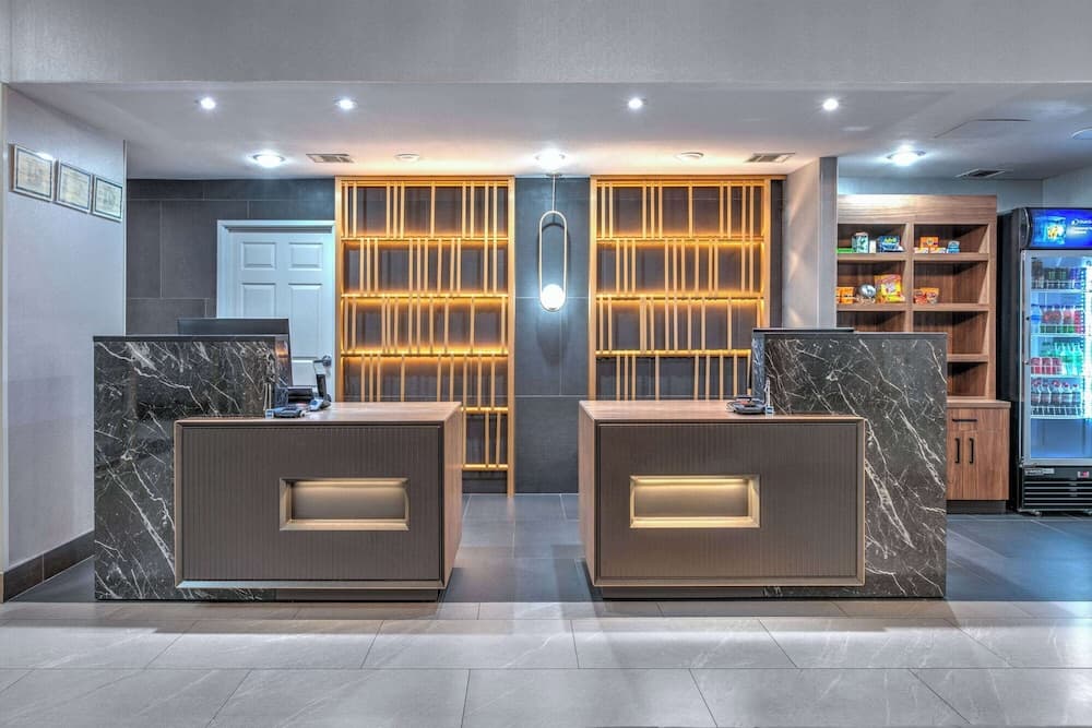 La Quinta Inn & Suites by Wyndham Decatur interior in Decatur, TX — gallery photo 2