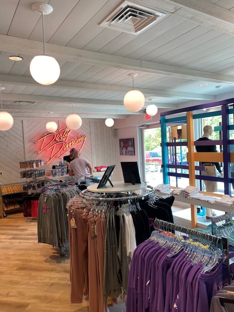 Mountain Lake Lodge interior in Pembroke, VA — gallery photo 2