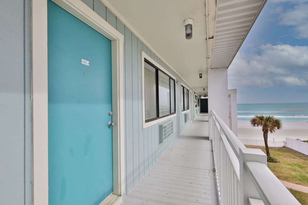 Coastal Waters Inn interior in New Smyrna Beach, FL — gallery photo 2