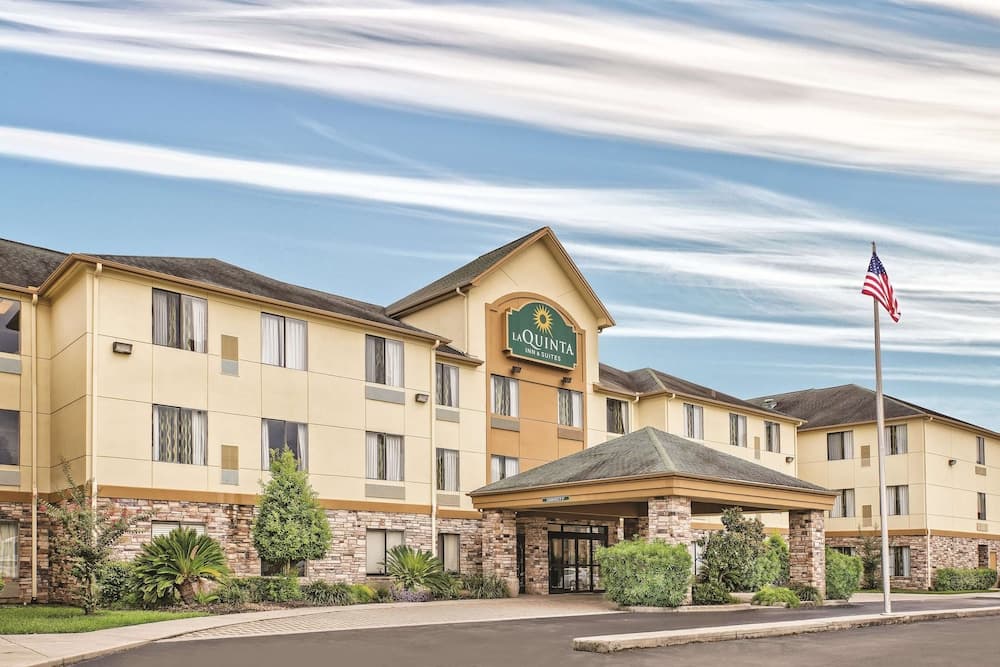La Quinta Inn & Suites by Wyndham The Woodlands/Spring featured exterior or lobby in Spring, TX — similar hotel