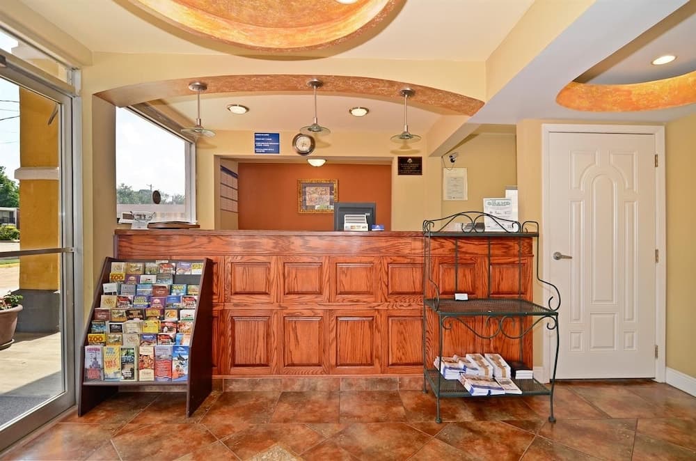 Americas Best Value Inn Alexandria interior in Alexandria, LA — gallery photo 2