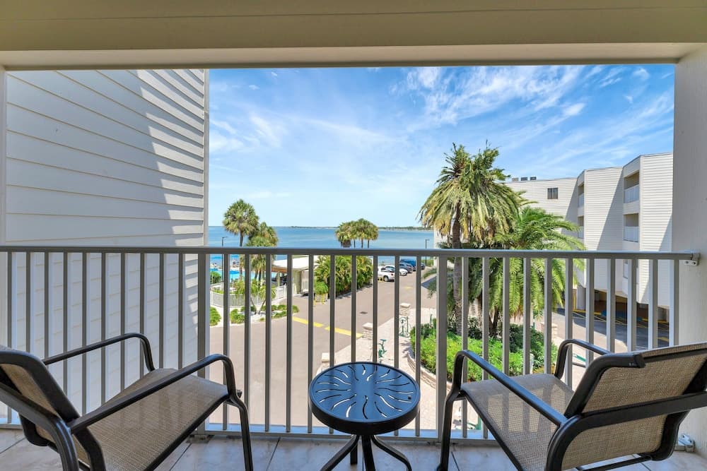 Seaside Luxury Oasis with balcony interior in Tampa, FL — gallery photo 2