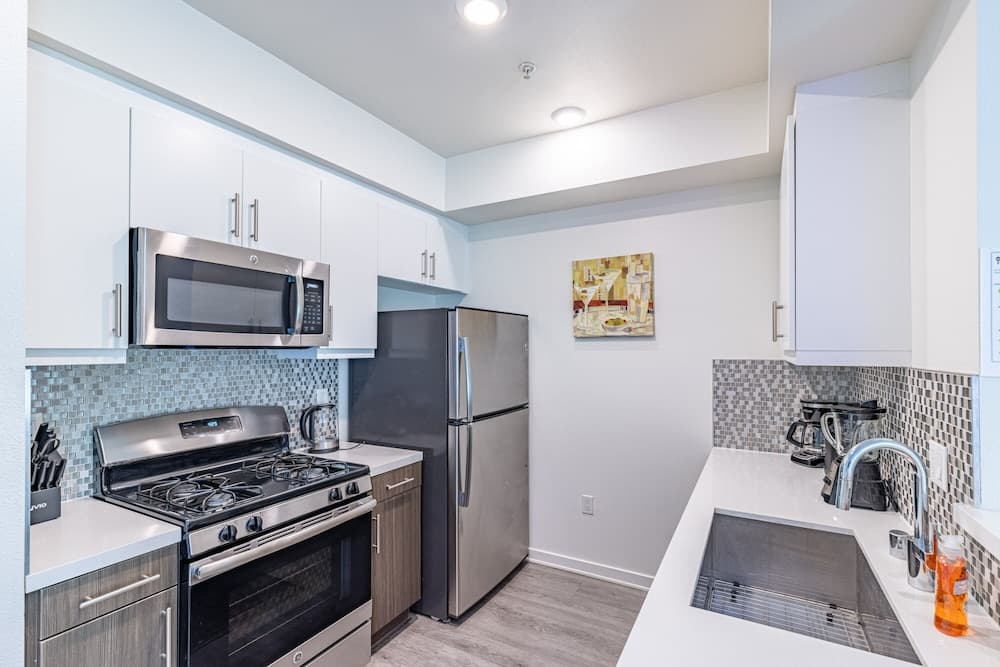 Heaven on Hollywood Furnished Apts - Vine property views in Los Angeles, CA — gallery photo 3