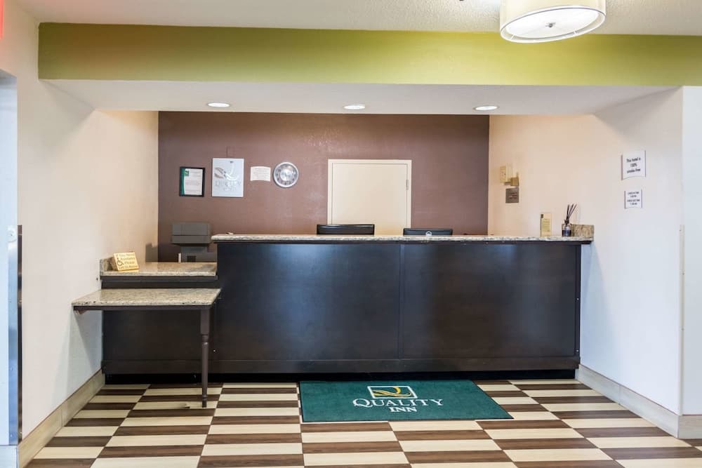 Quality Inn Warsaw near Rappahannock River interior in Warsaw, VA — gallery photo 2