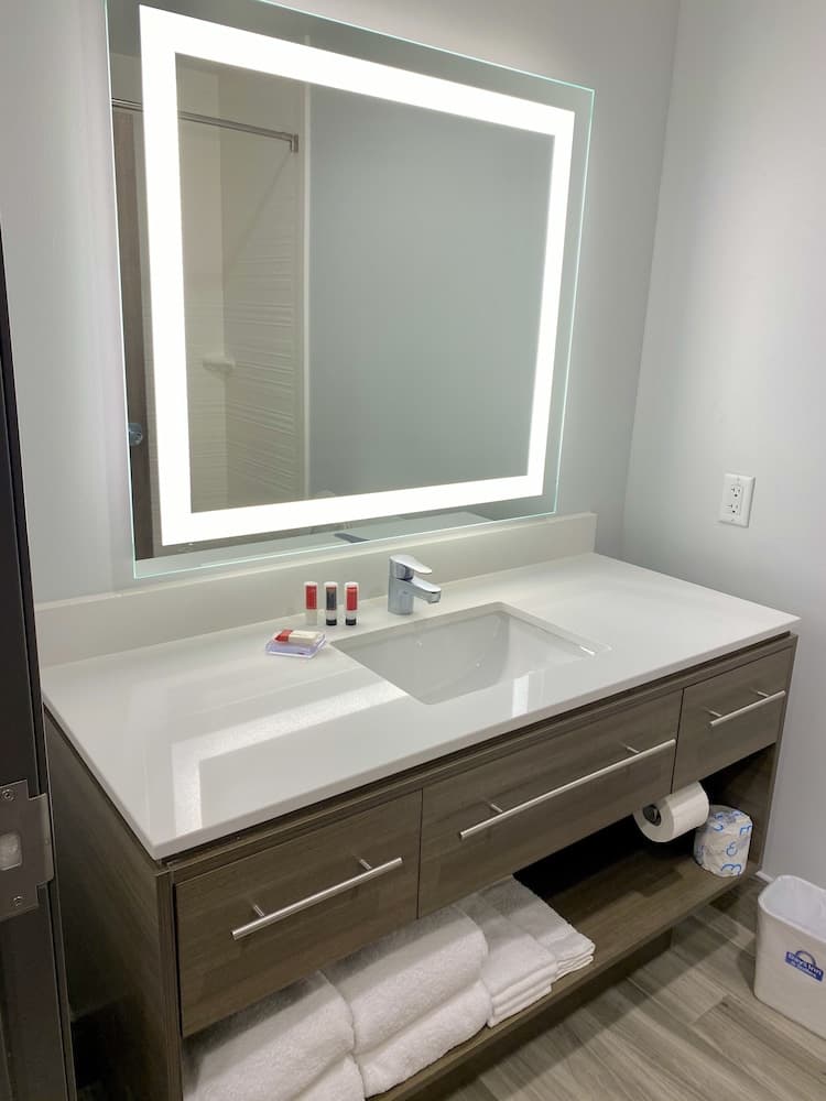 Days Inn & Suites by Wyndham Beaumont West / I-10 & Walden gallery photo in Beaumont, TX — image 32