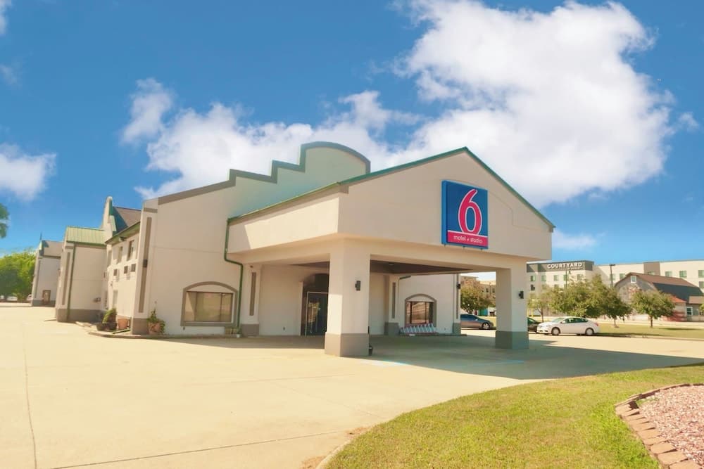 Studio 6 Elkhart, IN- Kitchenette Rooms featured exterior or lobby in Elkhart, IN — similar hotel