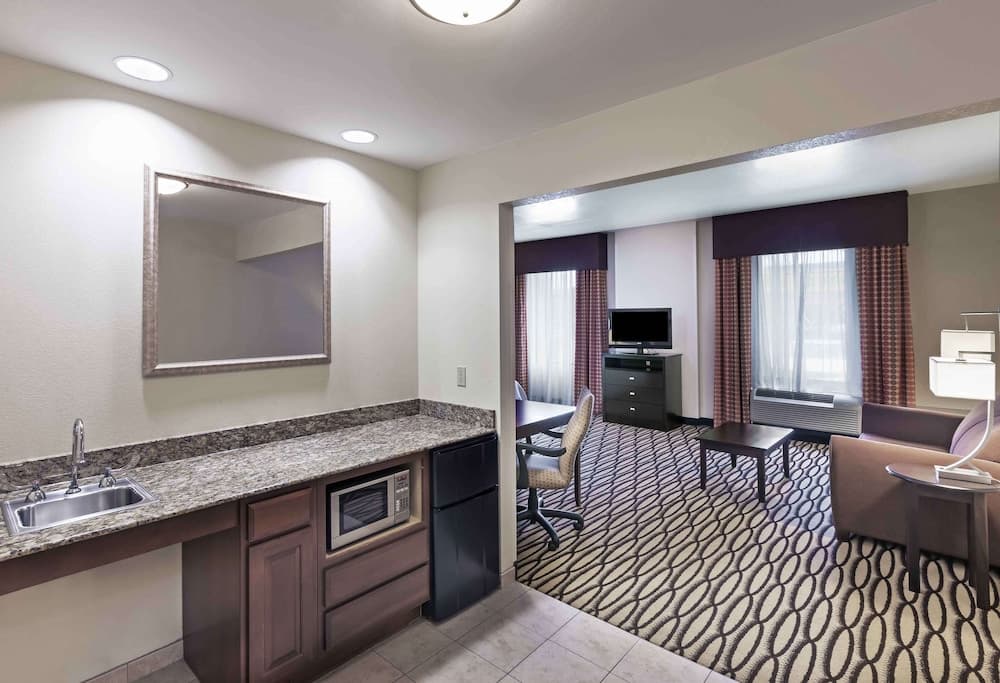 Hampton Inn & Suites Morgan City interior in Morgan City, LA — gallery photo 2